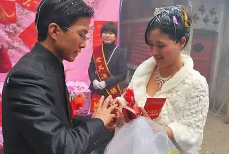 我患病老公放棄治療,小妹傾家蕩產救我,她女兒結婚我陪嫁一套房子