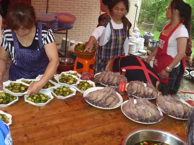 為跟男友在一起我不惜欺騙父母,定親宴上,男友做了一件喪心病狂的事