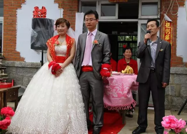 老公侄女結婚我包八萬紅包,婚禮上她叫我媽,我回手就打了老公耳光