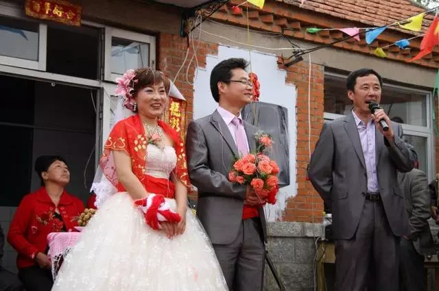 老公侄女結婚我包八萬紅包,婚禮上她叫我媽,我回手就打了老公耳光