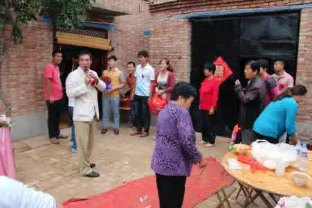 老公侄女結婚我包八萬紅包,婚禮上她叫我媽,我回手就打了老公耳光