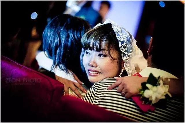 婚禮現場婆婆和親媽打起來了,我幫著婆婆扇把親媽趕出去