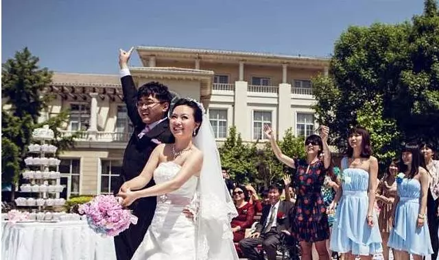 婚禮現場婆婆和親媽打起來了,我幫著婆婆扇把親媽趕出去