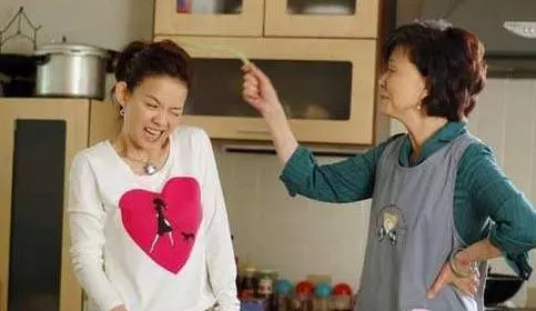 老公給我下跪,婆婆咆哮我是潑婦,我說出來龍去脈,婆婆幫我揍他