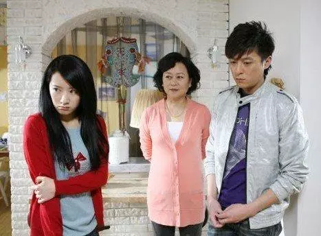 老公給我下跪,婆婆咆哮我是潑婦,我說出來龍去脈,婆婆幫我揍他
