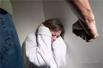 老公給我下跪,婆婆咆哮我是潑婦,我說出來龍去脈,婆婆幫我揍他