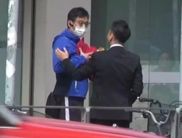 昔日「喬峰」穿平價衣逛市場, 體貼問老婆「累不累?」他為病妻淡出演藝圈…感動全網:裡外都是偶像!