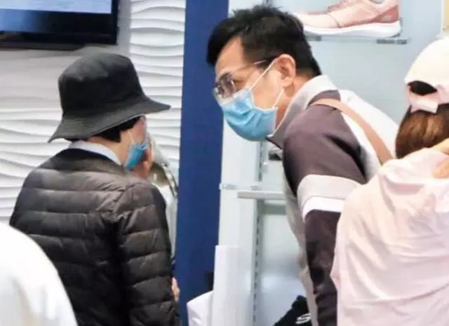 昔日「喬峰」穿平價衣逛市場, 體貼問老婆「累不累?」他為病妻淡出演藝圈…感動全網:裡外都是偶像!