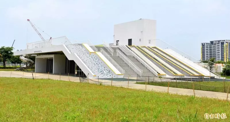 青埔市民活動中心特色地景遊戲場,磨石、立體旋轉溜滑梯、攀岩場玩翻