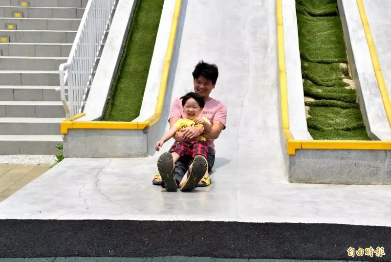 青埔市民活動中心特色地景遊戲場,磨石、立體旋轉溜滑梯、攀岩場玩翻