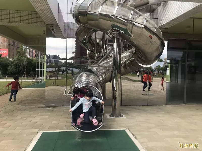 青埔市民活動中心特色地景遊戲場,磨石、立體旋轉溜滑梯、攀岩場玩翻
