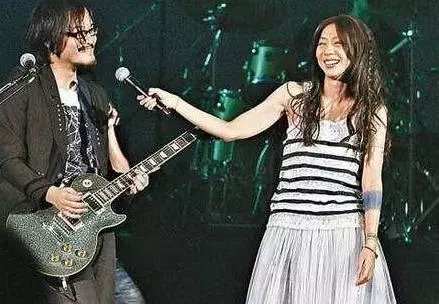 相戀18年如今毅然分手!這位爆紅天后歌手44歲宣布回歸單身!