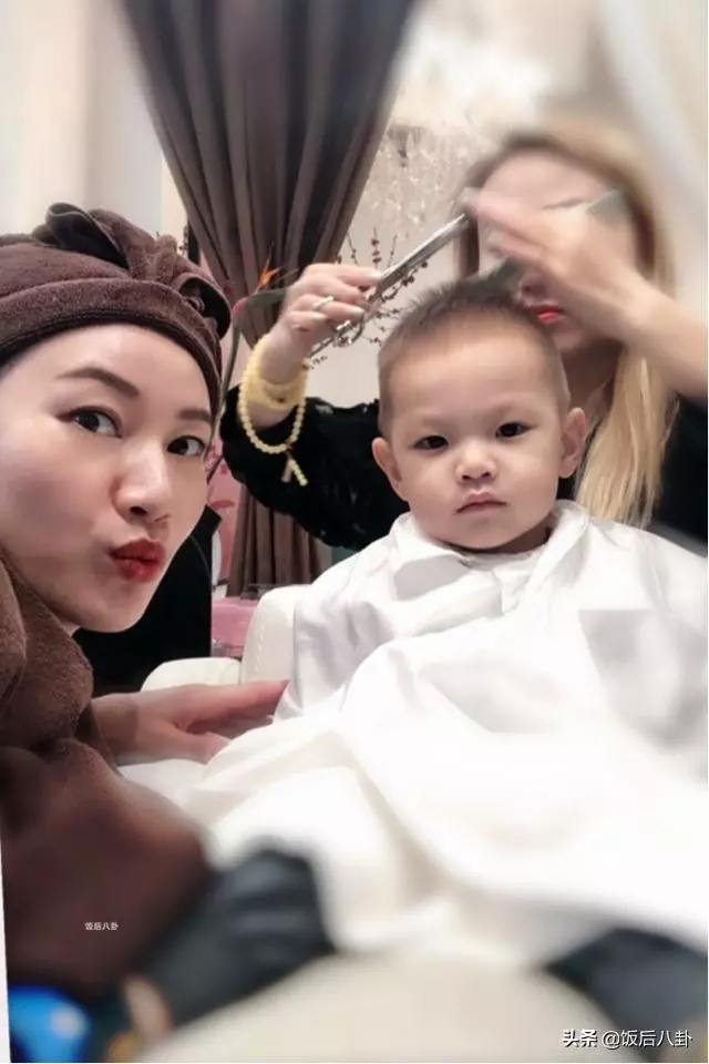 謝杏芳貴婦打扮帶兒子理髮,2歲小羽表情嚴肅越長越像林丹!