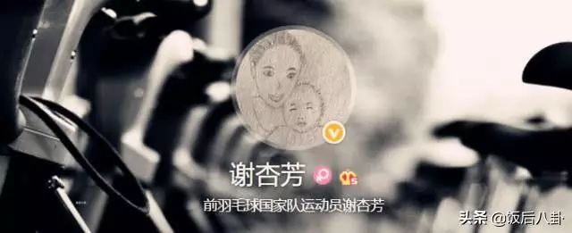 謝杏芳貴婦打扮帶兒子理髮,2歲小羽表情嚴肅越長越像林丹!