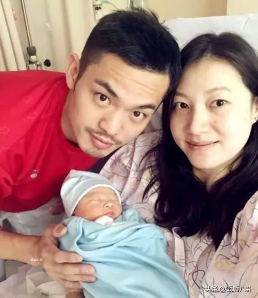 謝杏芳貴婦打扮帶兒子理髮,2歲小羽表情嚴肅越長越像林丹!