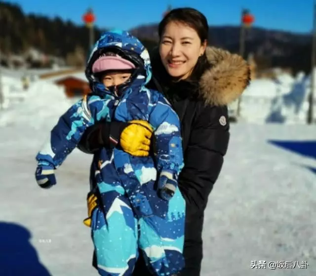 謝杏芳貴婦打扮帶兒子理髮,2歲小羽表情嚴肅越長越像林丹!