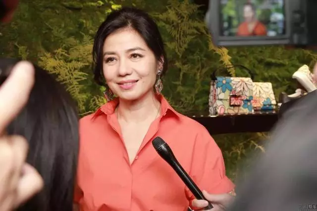 年近五十,最美港姐李嘉欣因為胖上熱搜,網友直呼:「胖得漂亮!」:無論胖與瘦,都是每個階段應有的模樣