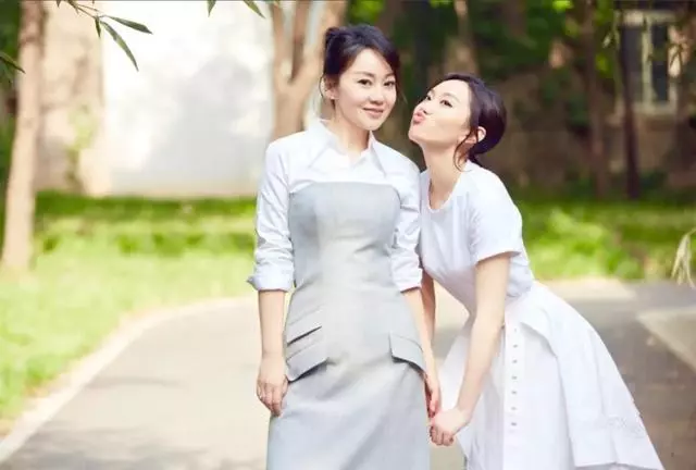 年近五十,最美港姐李嘉欣因為胖上熱搜,網友直呼:「胖得漂亮!」:無論胖與瘦,都是每個階段應有的模樣