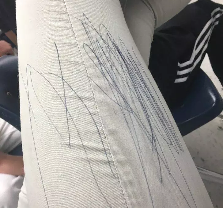 刮腿毛卻拆了水龍頭,22張自己都無語的「衰人真事」 頭髮夾進公車扶手太驚悚