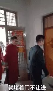 去接新娘的路上遇到淋雨小狗,新郎告訴司機:快停車,新郎與狗出現暖心畫面