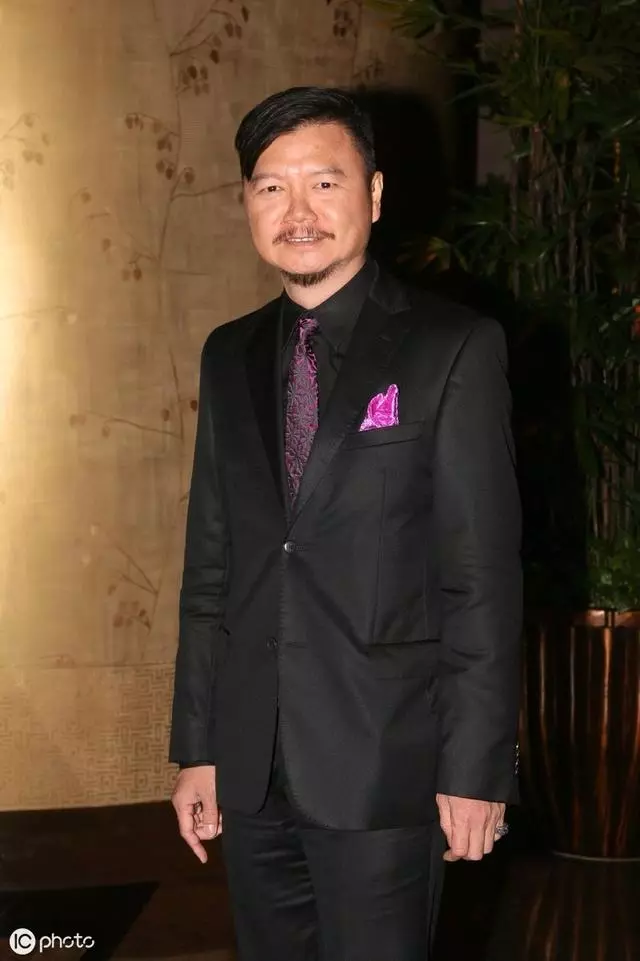 妻子子宮長了巨型腫瘤花光百萬積蓄,前TVB金牌藝人艾威寧轉行補鞋也不回巢,收入微薄仍助養28位兒童!