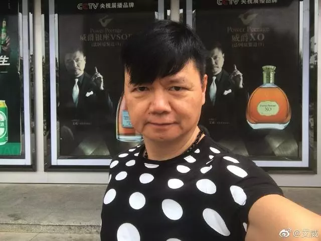 妻子子宮長了巨型腫瘤花光百萬積蓄,前TVB金牌藝人艾威寧轉行補鞋也不回巢,收入微薄仍助養28位兒童!