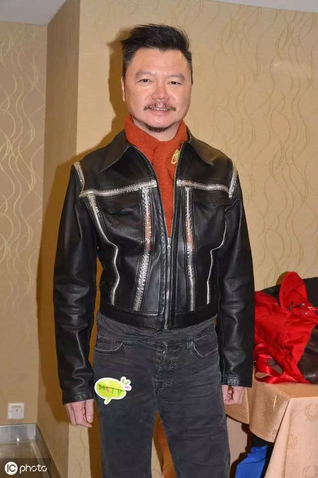 妻子子宮長了巨型腫瘤花光百萬積蓄,前TVB金牌藝人艾威寧轉行補鞋也不回巢,收入微薄仍助養28位兒童!