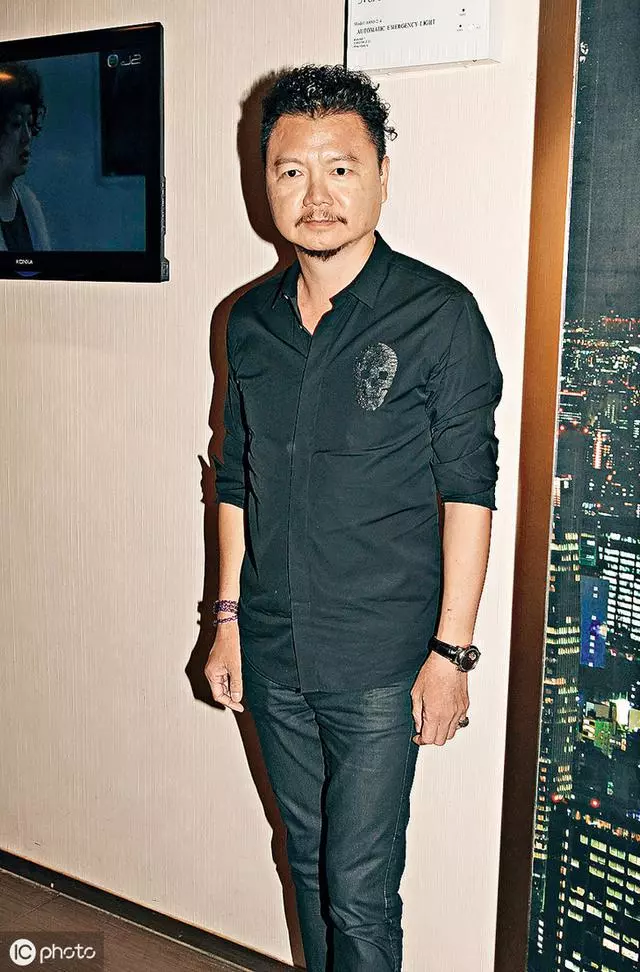 妻子子宮長了巨型腫瘤花光百萬積蓄,前TVB金牌藝人艾威寧轉行補鞋也不回巢,收入微薄仍助養28位兒童!