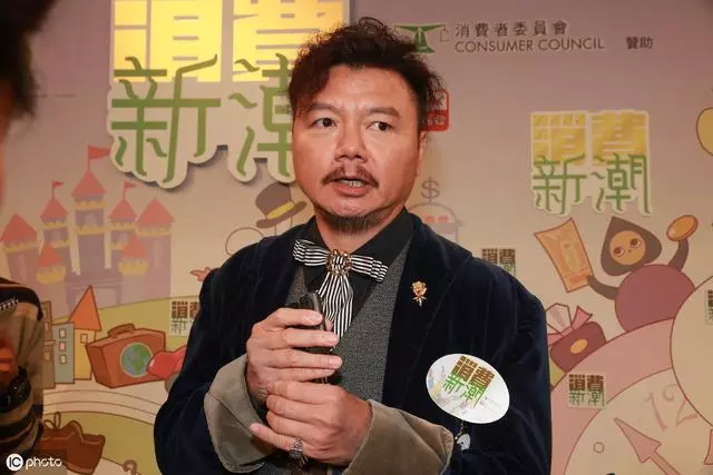 妻子子宮長了巨型腫瘤花光百萬積蓄,前TVB金牌藝人艾威寧轉行補鞋也不回巢,收入微薄仍助養28位兒童!