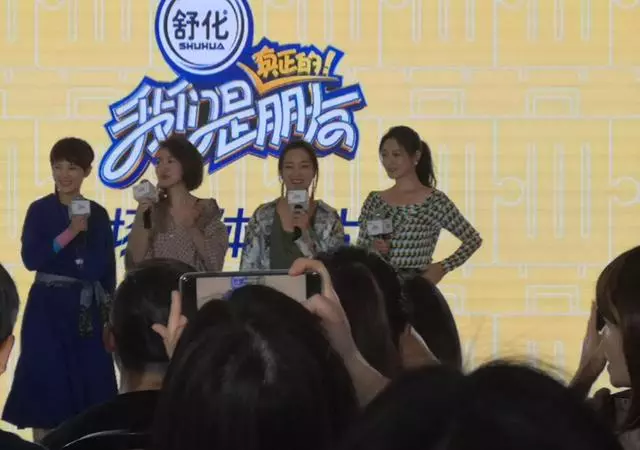 大S公開曝阿雅打肉毒桿菌,阿雅怒氣回懟,網友:一個臉歪一個臉僵!