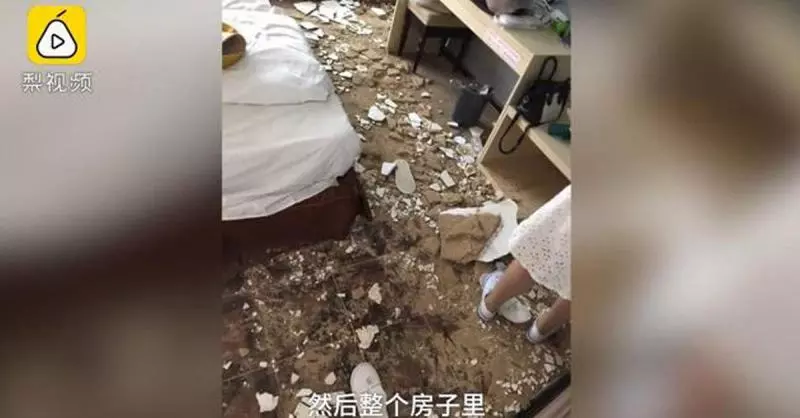 《佩服》酒店天花板掉下來 客滿不能換房 3女繼續睡