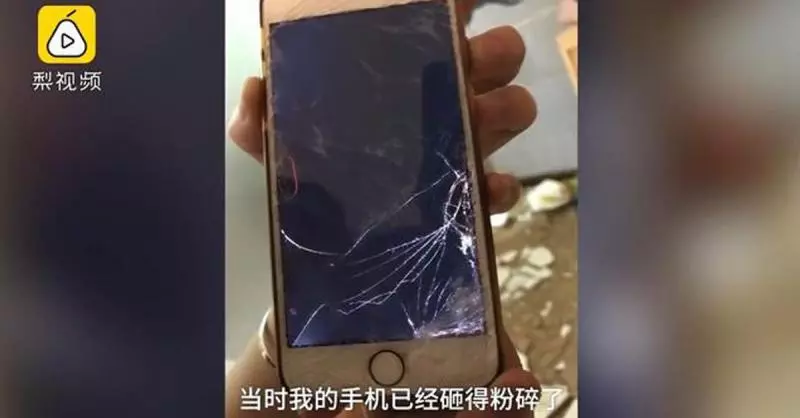 《佩服》酒店天花板掉下來 客滿不能換房 3女繼續睡