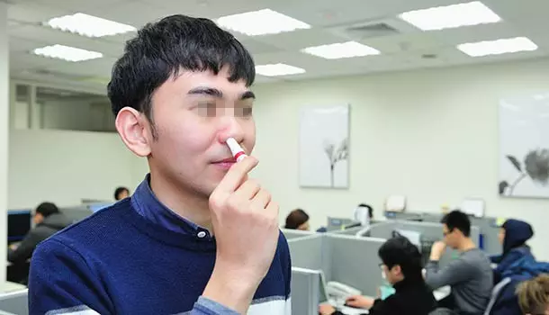 鼻塞就用薄荷Stick?醫師:用久了會『影響嗅覺+鼻竇炎+上癮』? 網友:每天插鼻子裡
