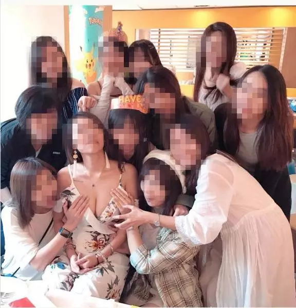 「轉大人」就是要用18禁的慶生方式? 性感辣妹在McD任朋友「胸前塞現金」及摸胸!