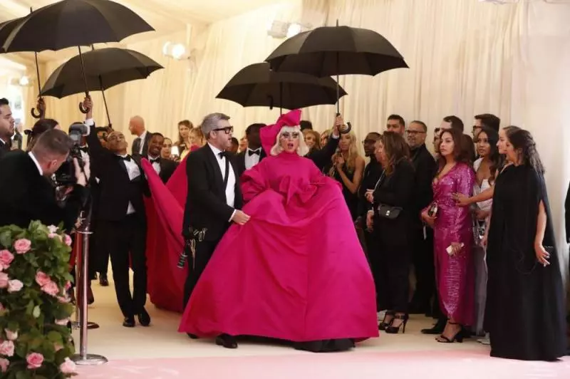 Lady Gaga紅毯上演變裝秀連換4件任你拍!Katy Perry變身漢堡姐完全沒有得輸!