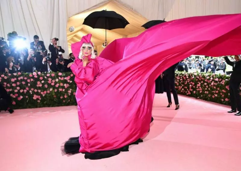 Lady Gaga紅毯上演變裝秀連換4件任你拍!Katy Perry變身漢堡姐完全沒有得輸!