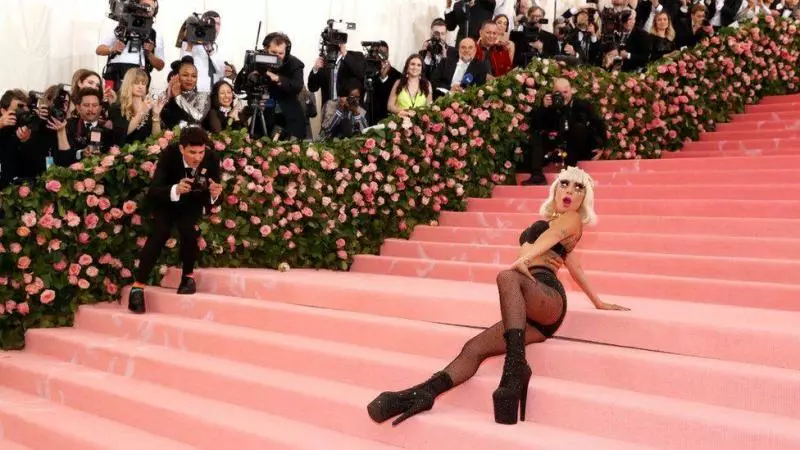 Lady Gaga紅毯上演變裝秀連換4件任你拍!Katy Perry變身漢堡姐完全沒有得輸!