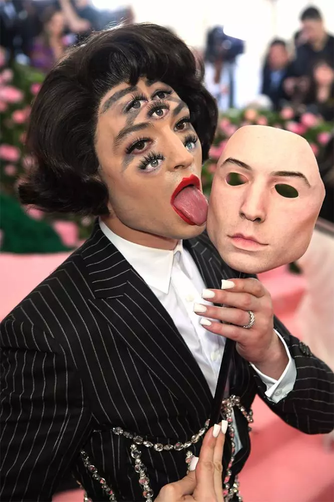 Lady Gaga紅毯上演變裝秀連換4件任你拍!Katy Perry變身漢堡姐完全沒有得輸!