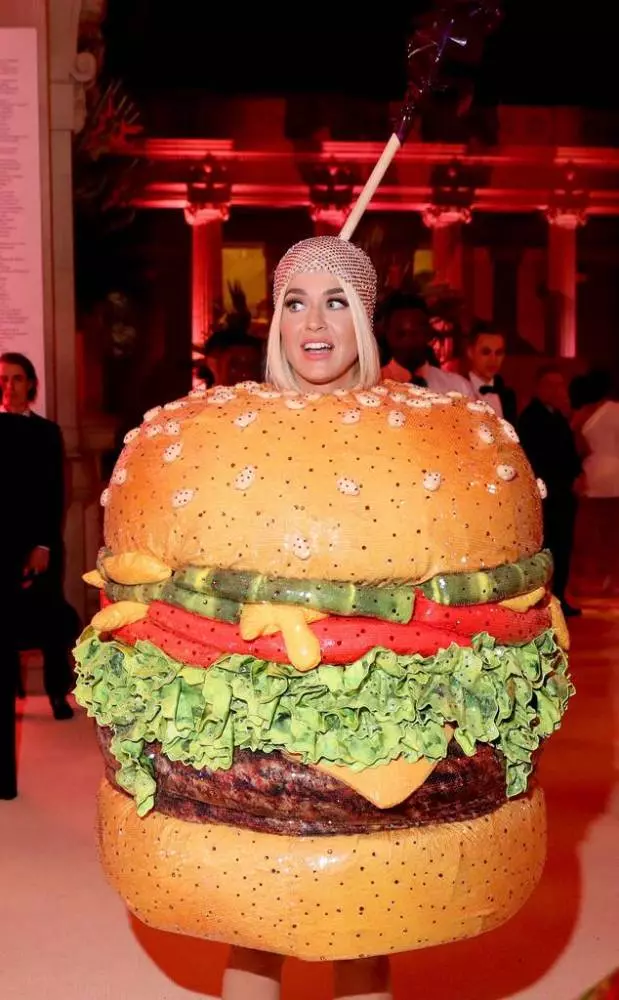 Lady Gaga紅毯上演變裝秀連換4件任你拍!Katy Perry變身漢堡姐完全沒有得輸!