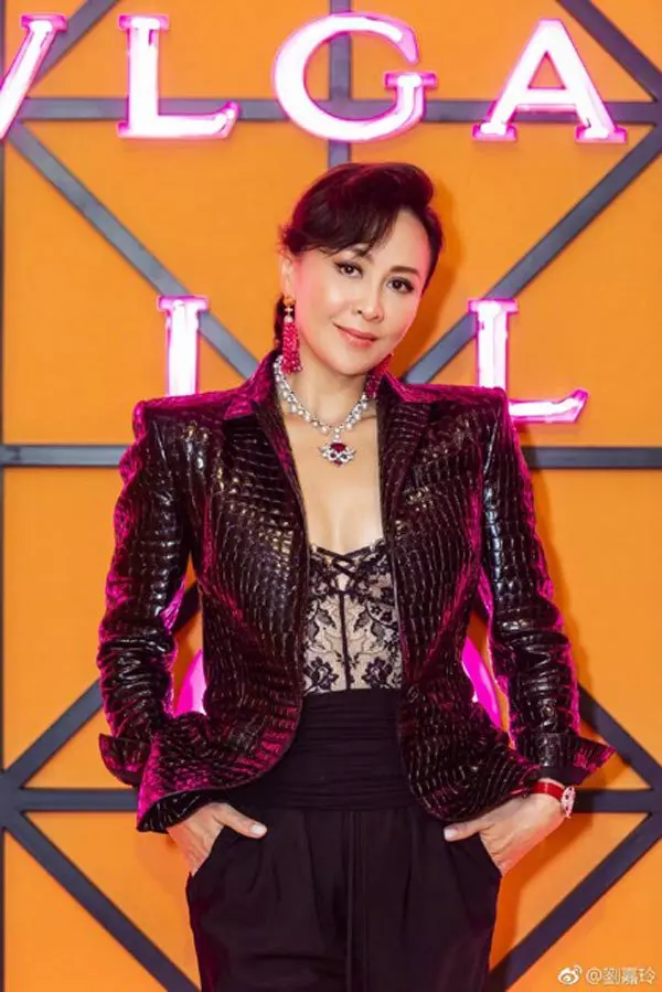 躲不及‼️ 53歲劉嘉玲素顏跑步,『蒼老容貌』慌避鏡頭!網一看照片驚了