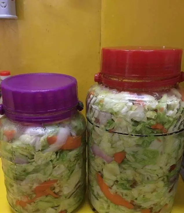 按照婆婆的方法醃了一壇泡菜,還沒醃好就被我們吃完了,方法簡單,爽脆下飯