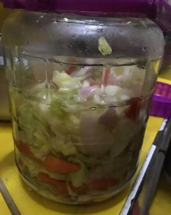 按照婆婆的方法醃了一壇泡菜,還沒醃好就被我們吃完了,方法簡單,爽脆下飯
