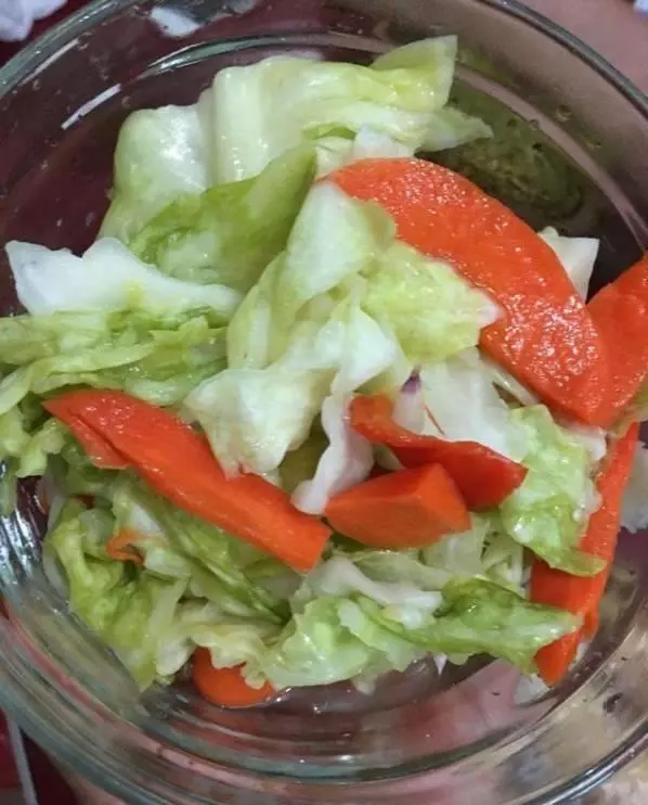 按照婆婆的方法醃了一壇泡菜,還沒醃好就被我們吃完了,方法簡單,爽脆下飯