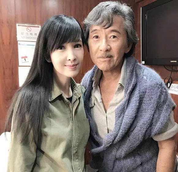 差距好大,51歲周慧敏曬與58歲葉倩文合影,不似姐妹更像母女!
