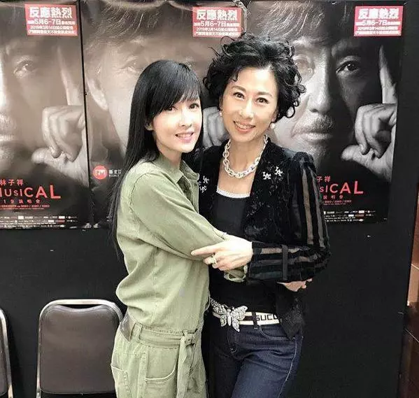 差距好大,51歲周慧敏曬與58歲葉倩文合影,不似姐妹更像母女!