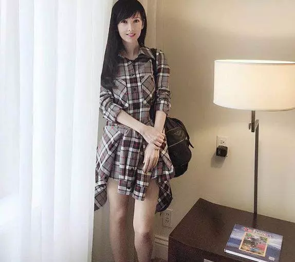 差距好大,51歲周慧敏曬與58歲葉倩文合影,不似姐妹更像母女!