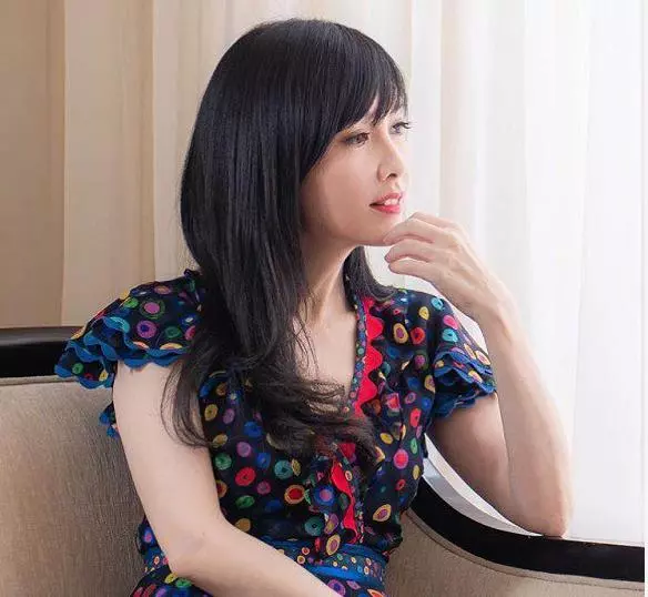 差距好大,51歲周慧敏曬與58歲葉倩文合影,不似姐妹更像母女!