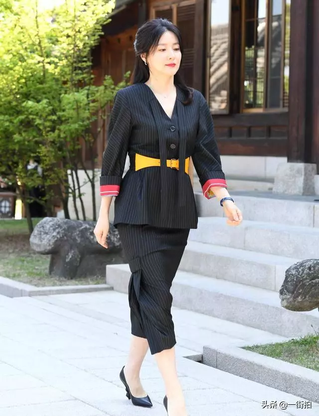 隱退15年,48歲李英愛高調回歸,網友:貨真價實「國寶美人」!