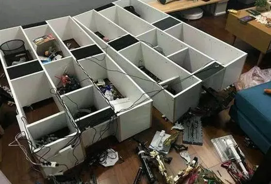 某宅崩潰!當心愛的手辦被熊妹妹搞壞後,熊親戚拒不賠償,阿宅氣到抓狂