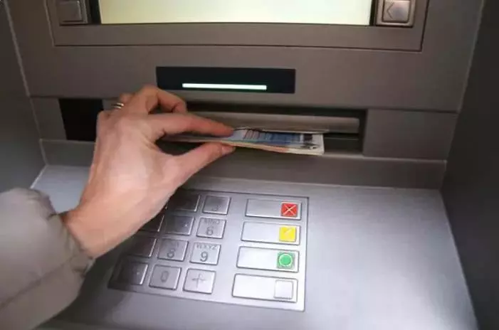 銀行卡被吞別著急,一個步驟,銀行卡自動取出,要是早知道就好了